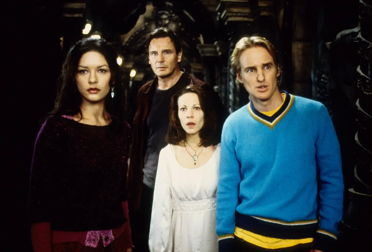 Liam Neeson, Owen Wilson e Catherine Zeta-Jones in Haunting &ndash; Presenze