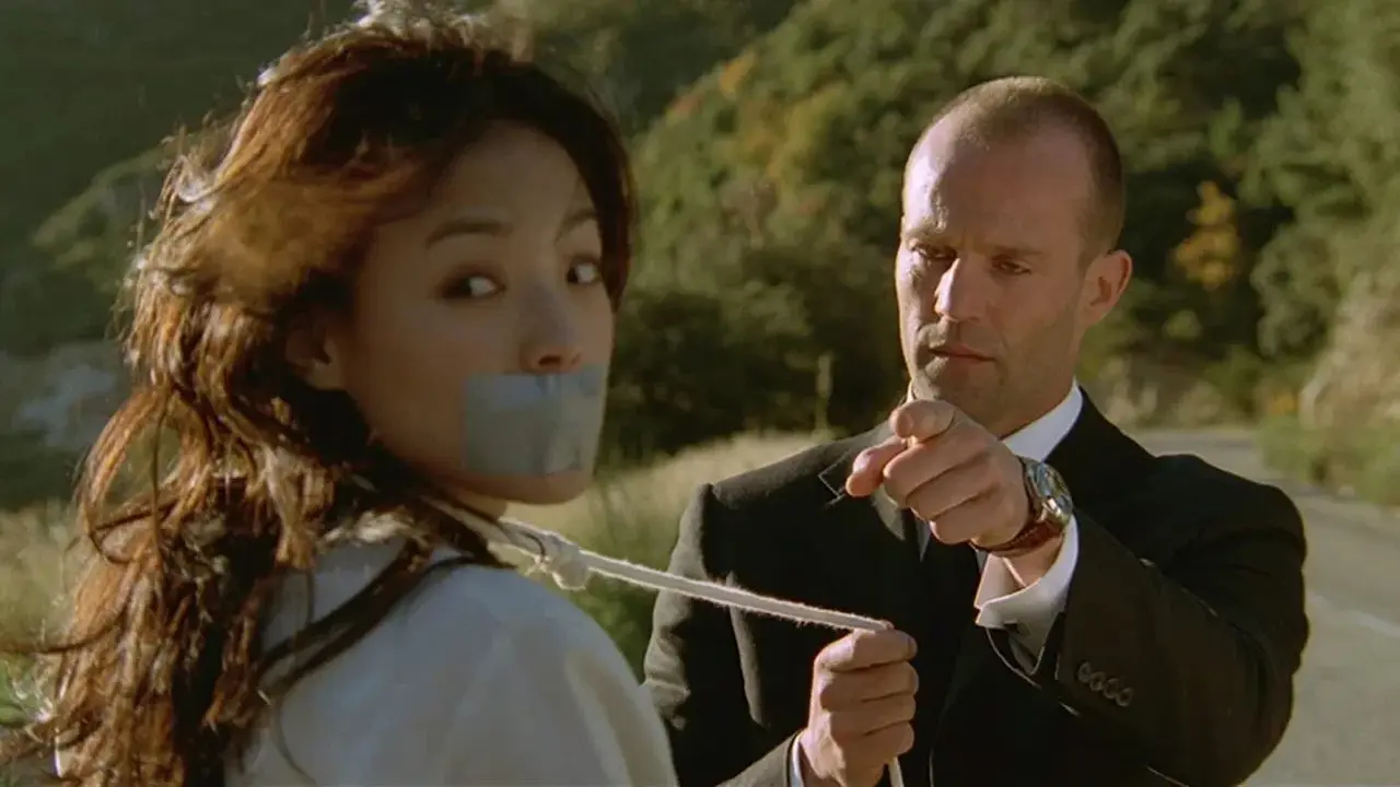 Shu Qi e Jason Statham in The Transporter
