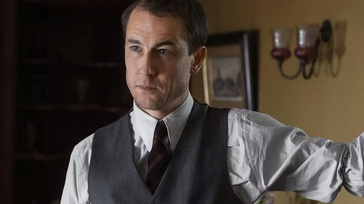 frank-randall-in-outlander