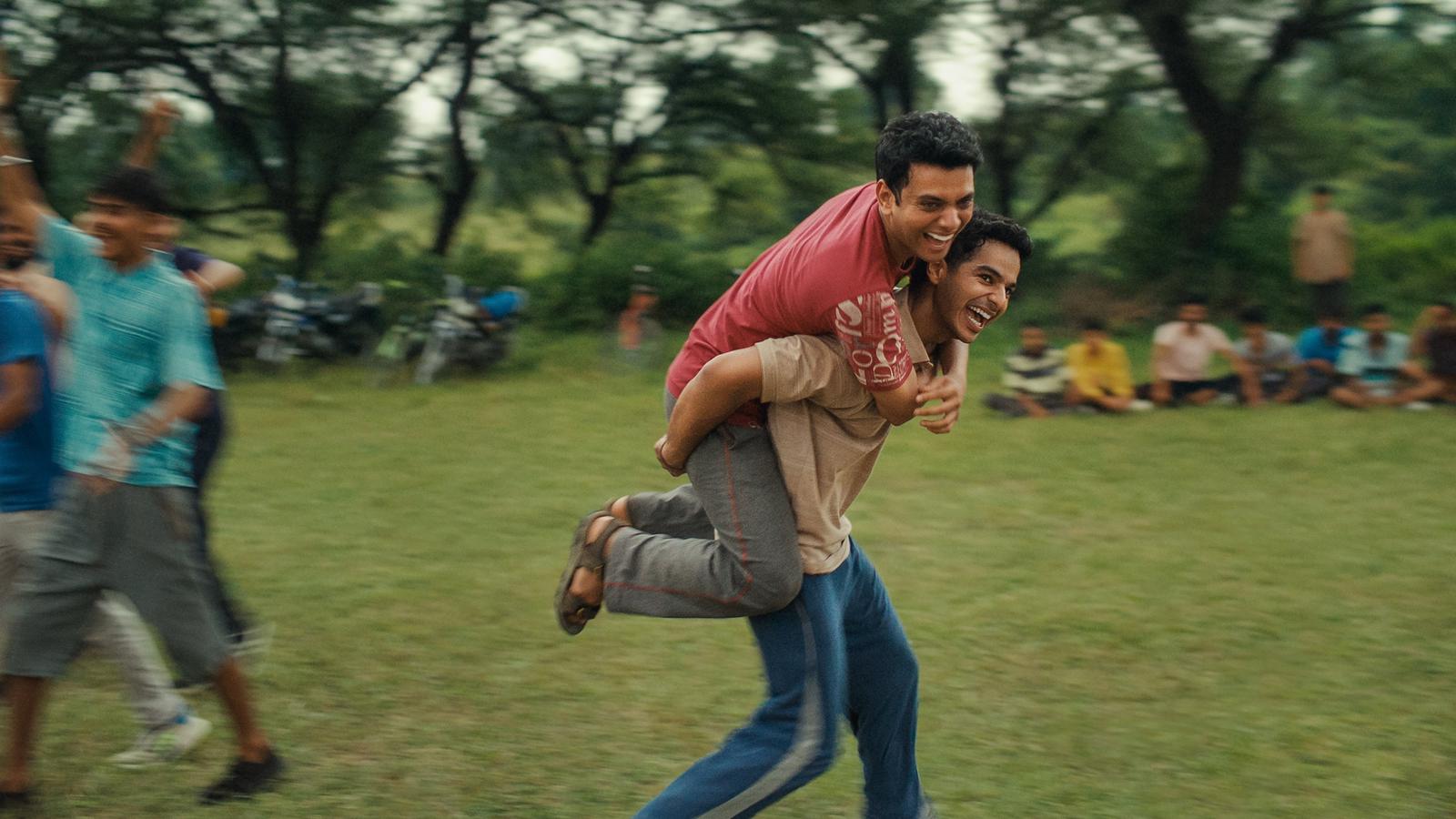 Una scena dal film Homebound - Storia di un'amicizia in India