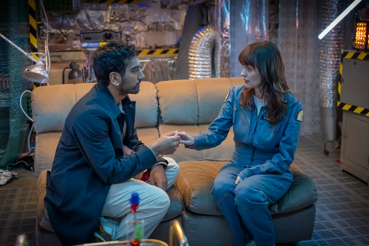 Aimee Lou Wood e Nabhaan Rizwan in Film Club
