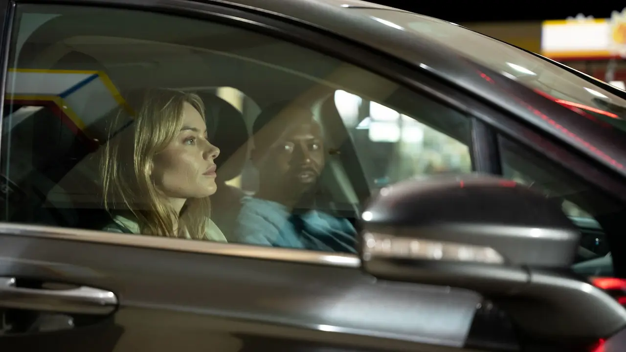 Camille Rowe e Jeremy Scippio in Night of the Hunted - La caccia