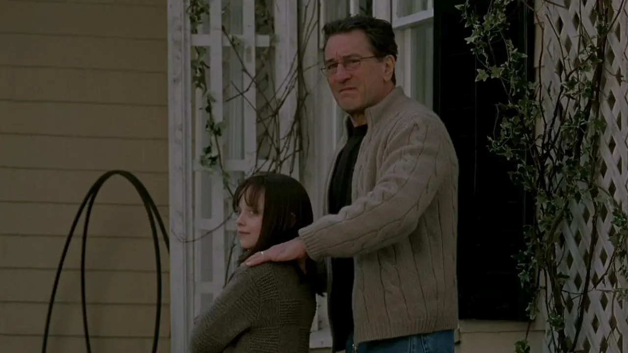 Dakota Fanning e Robert De Niro in Nascosto nel buio