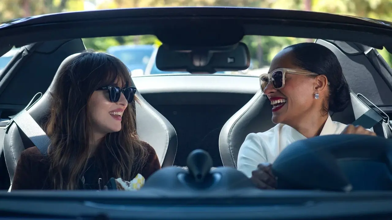 Dakota Johnson e Tracee Ellis Ross in L'assistente della star
