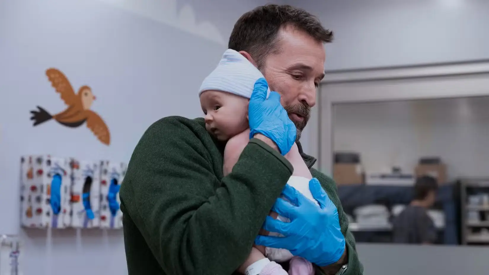 Dr Robby con neonato in The Pitt - Stagione 2