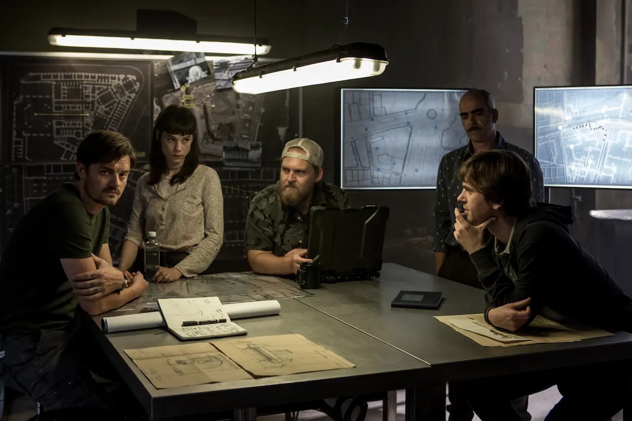 Freddie Highmore, Sam Riley, Axel Stein, Luis Tosar e Astrid Berg&egrave;s-Frisbey in Way Down - Rapina alla banca di Spagna