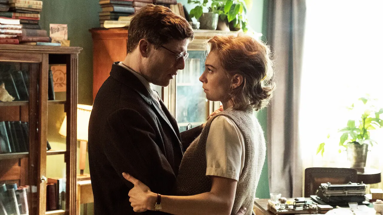 James Norton e Vanessa Kirby in L'ombra di Stalin
