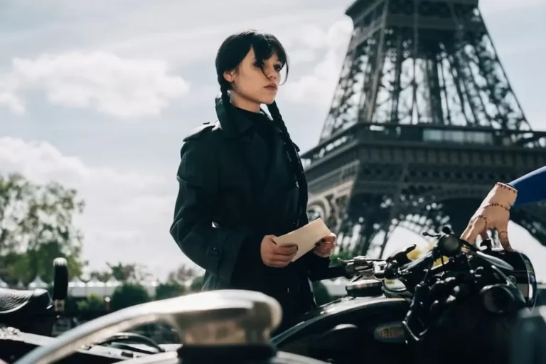 Mercoled&igrave; &ndash; Stagione 3 cambia scenario: Jenna Ortega arriva a Parigi nella prima immagine ufficiale