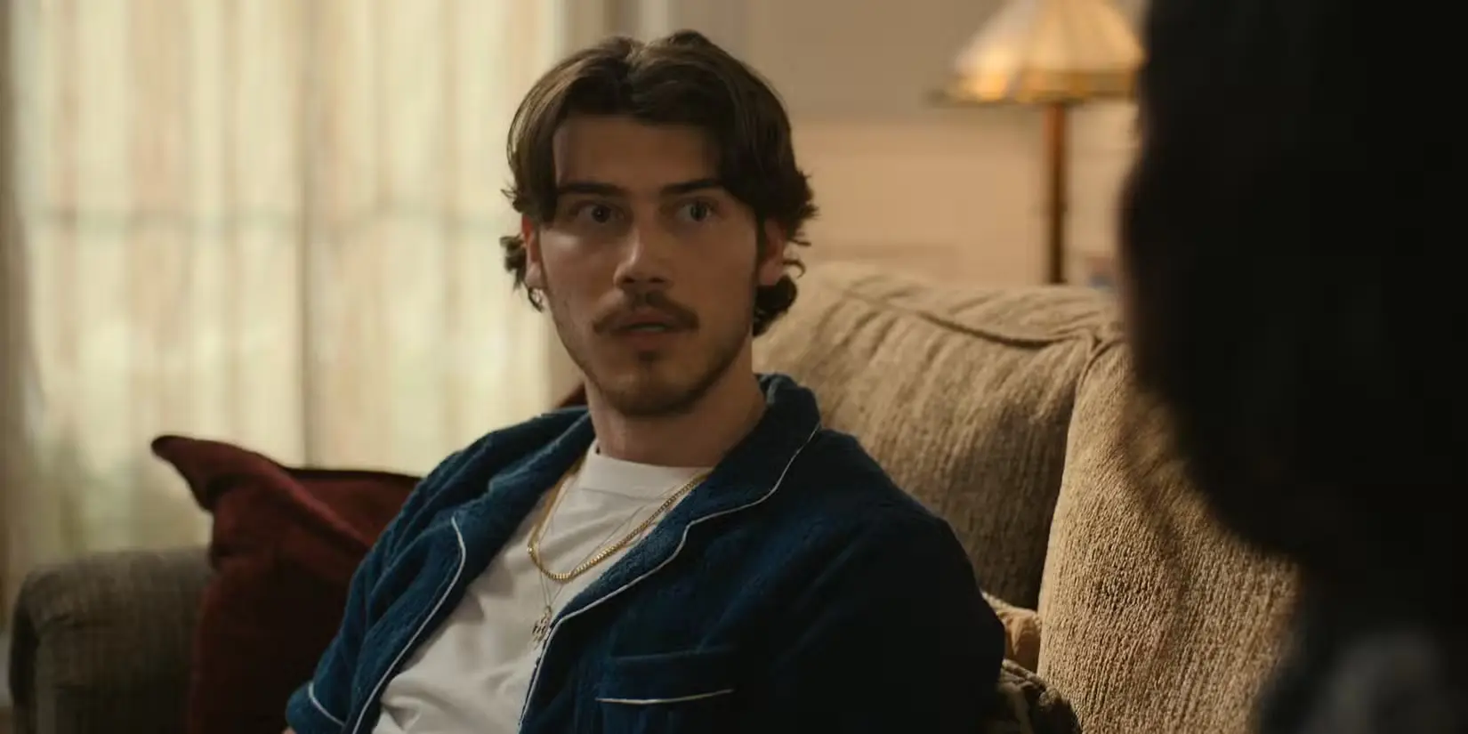 Max guarda Morgan nell'episodio 4 della prima stagione di Big Mistakes