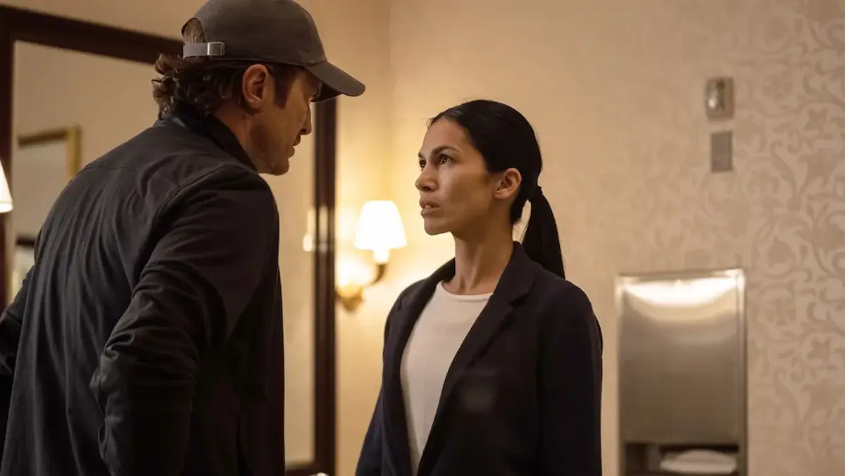 Oliver Hudson e Elodie Yung in The Cleaning Lady