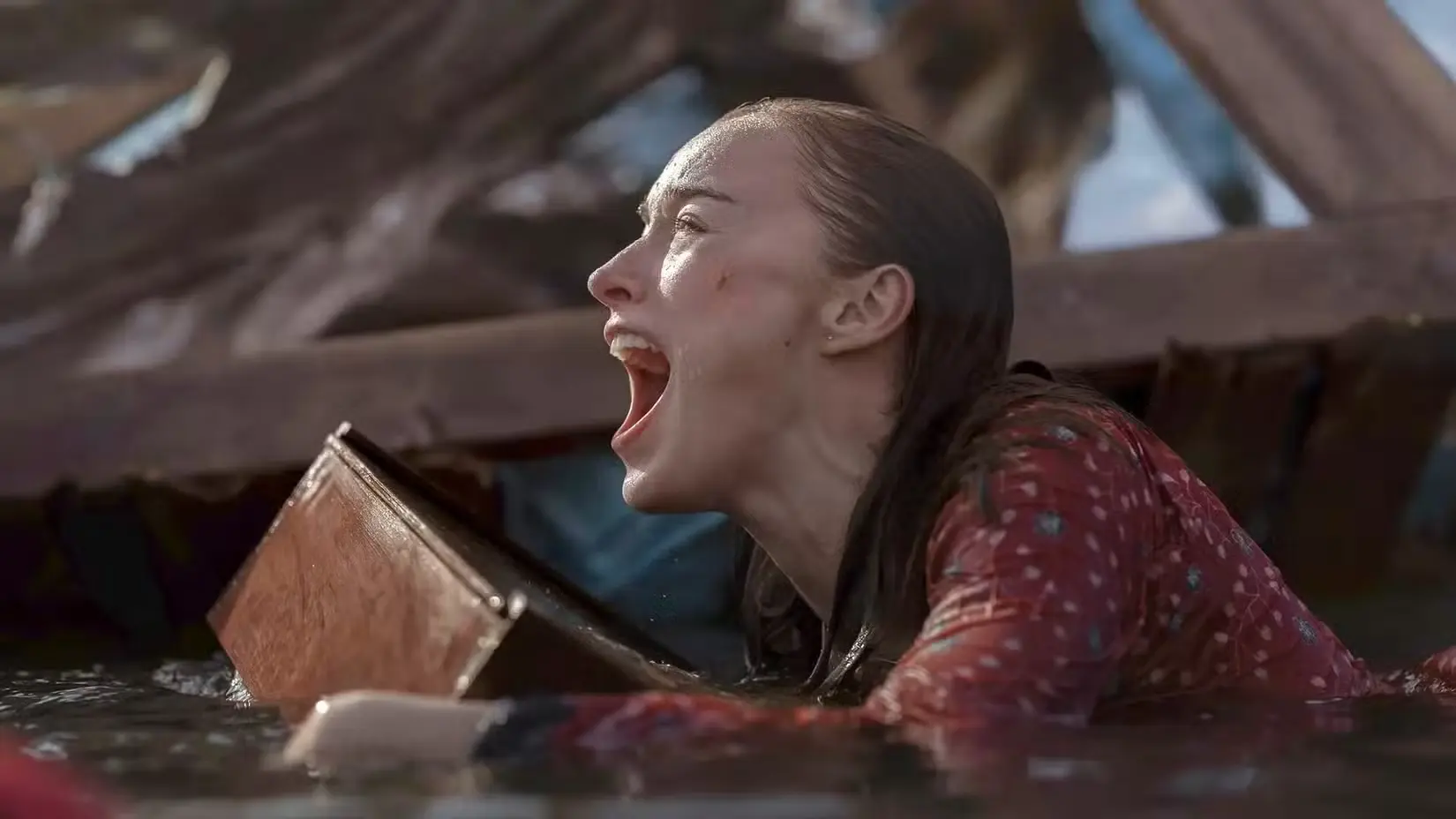 Phoebe Dynevor urla aggrappata ai rottami in Thrash