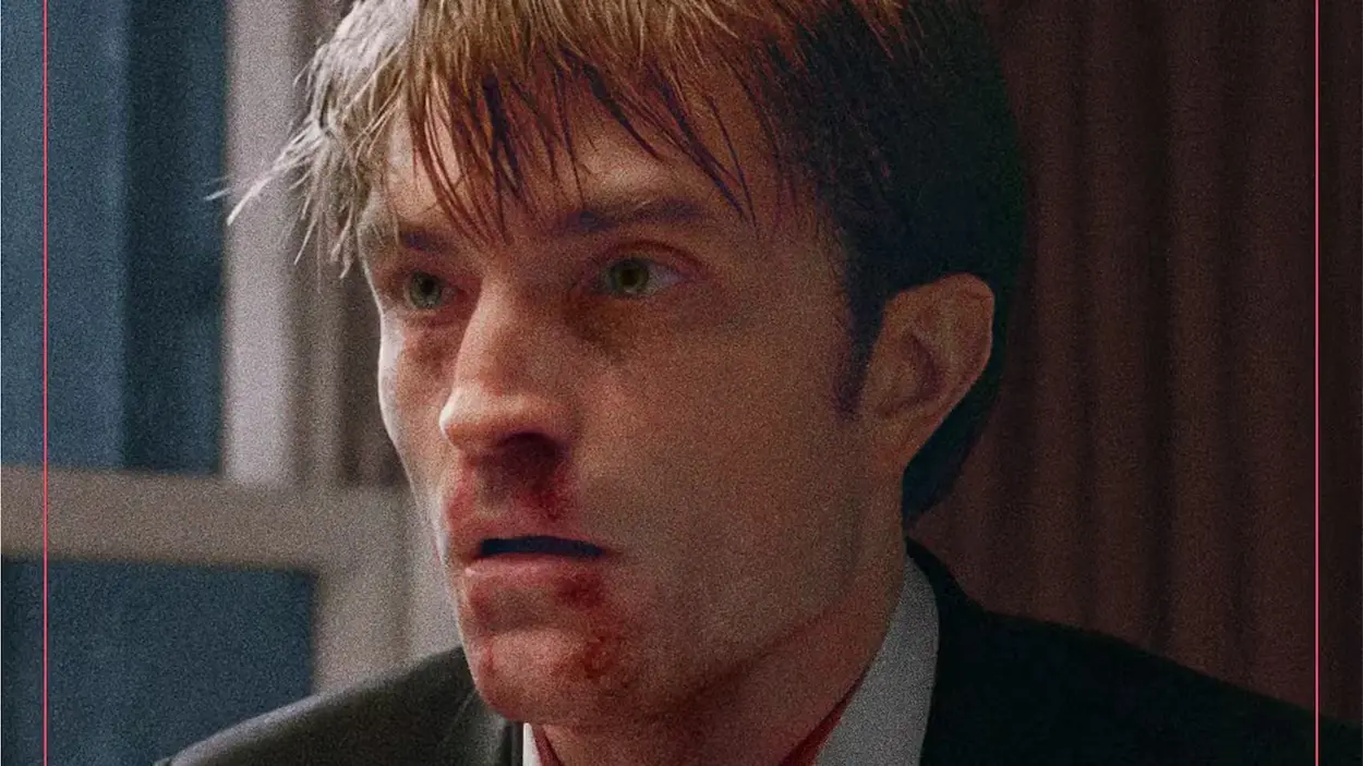 Robert Pattinson con il naso sanguinante in The Drama