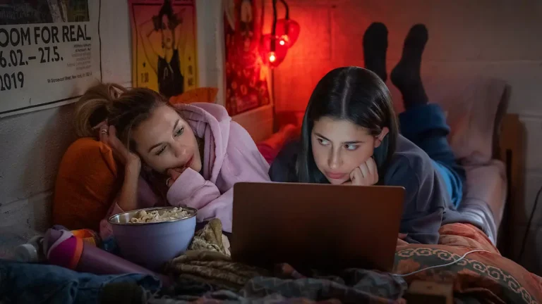 Roommates: trama, cast e tutto quello che c&rsquo;&egrave; da sapere sul film Netflix