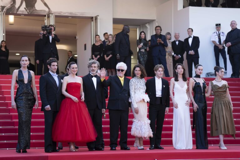 Pedro Almodovar conquista il tappeto rosso di Cannes 79 con tutto il cast di Amarga Navidad