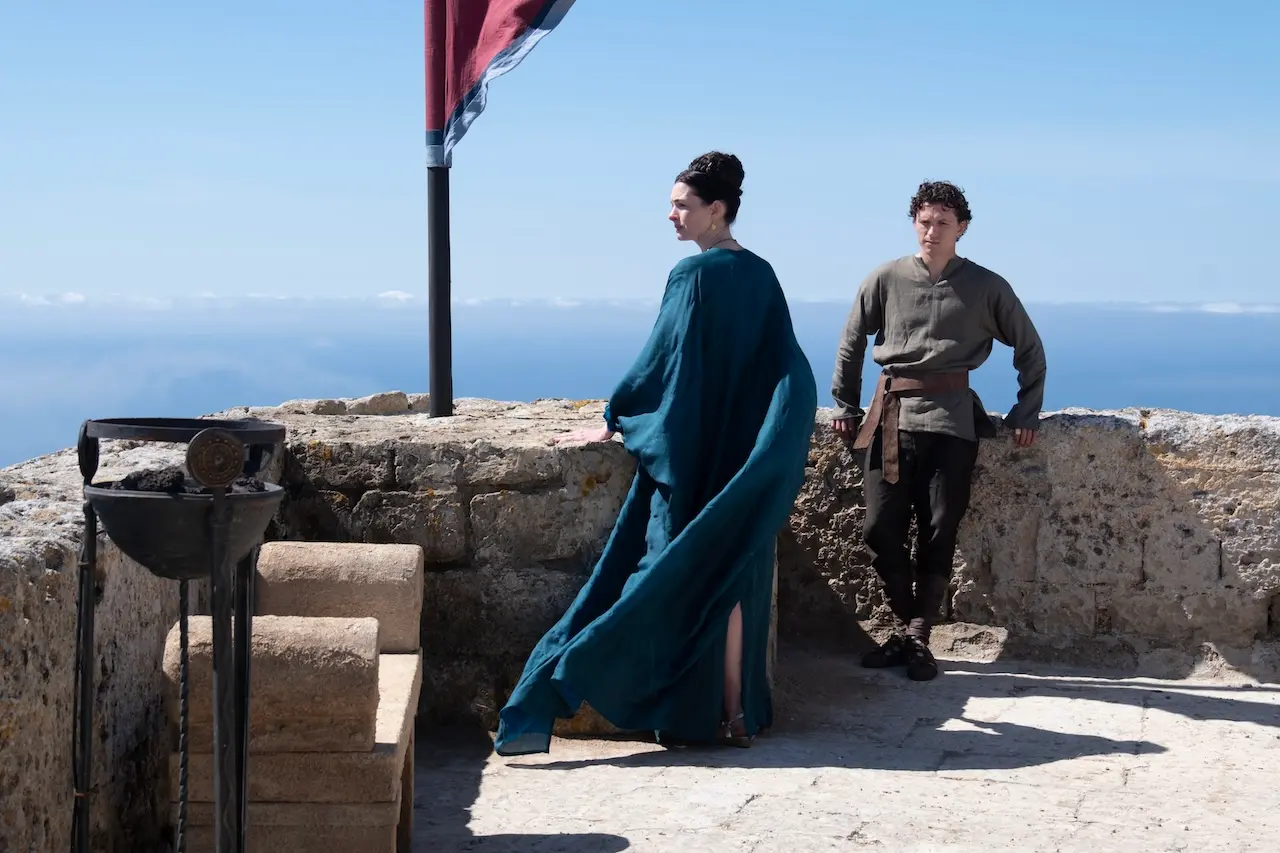 Anne Hathaway come Penelope e Tom Holland come Telemaco in Odissea (The Odyssey)