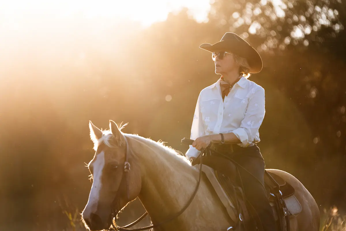 Annette Bening a cavallo in Dutton Ranch