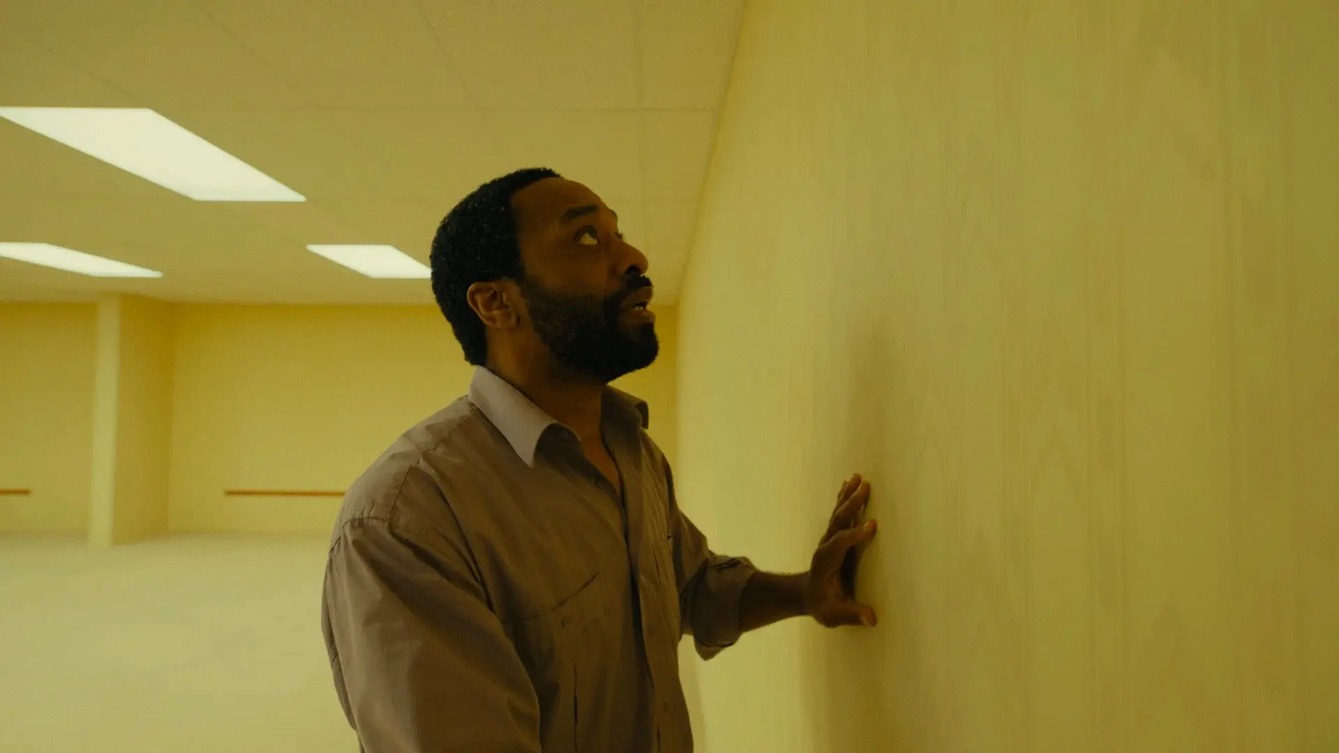 Chiwetel Ejiofor nel film Backrooms