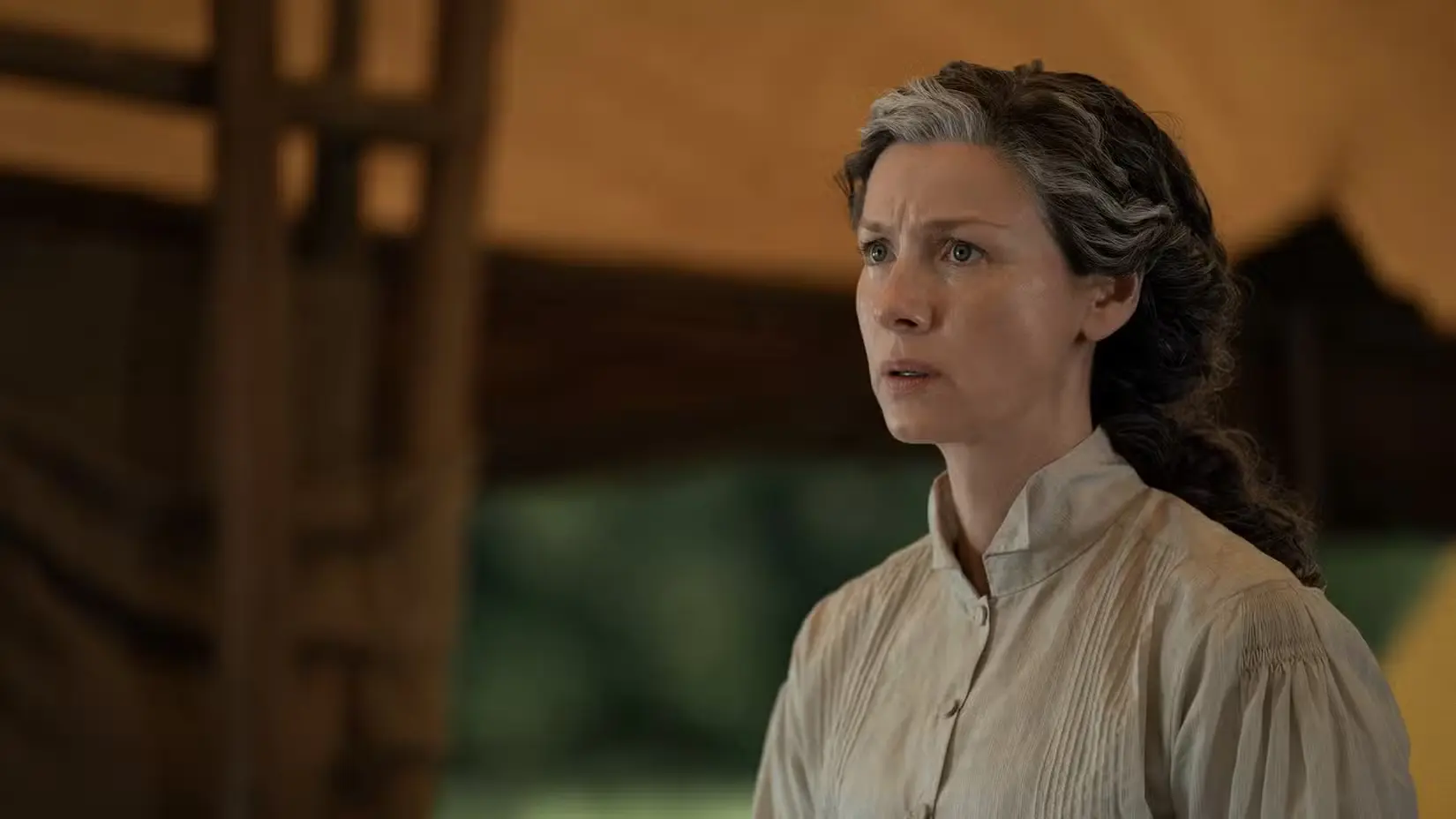 Claire preoccupata nel finale dottava stagione di Outlander