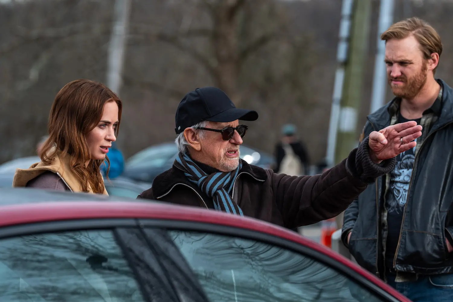 Emily Blunt, Steven Spielberg e Wyatt Russell sul set di DISCLOSURE DAY