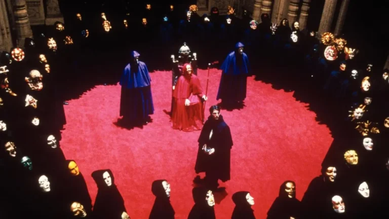 Eyes Wide Shut: chi si nasconde sotto al Mantello Rosso?