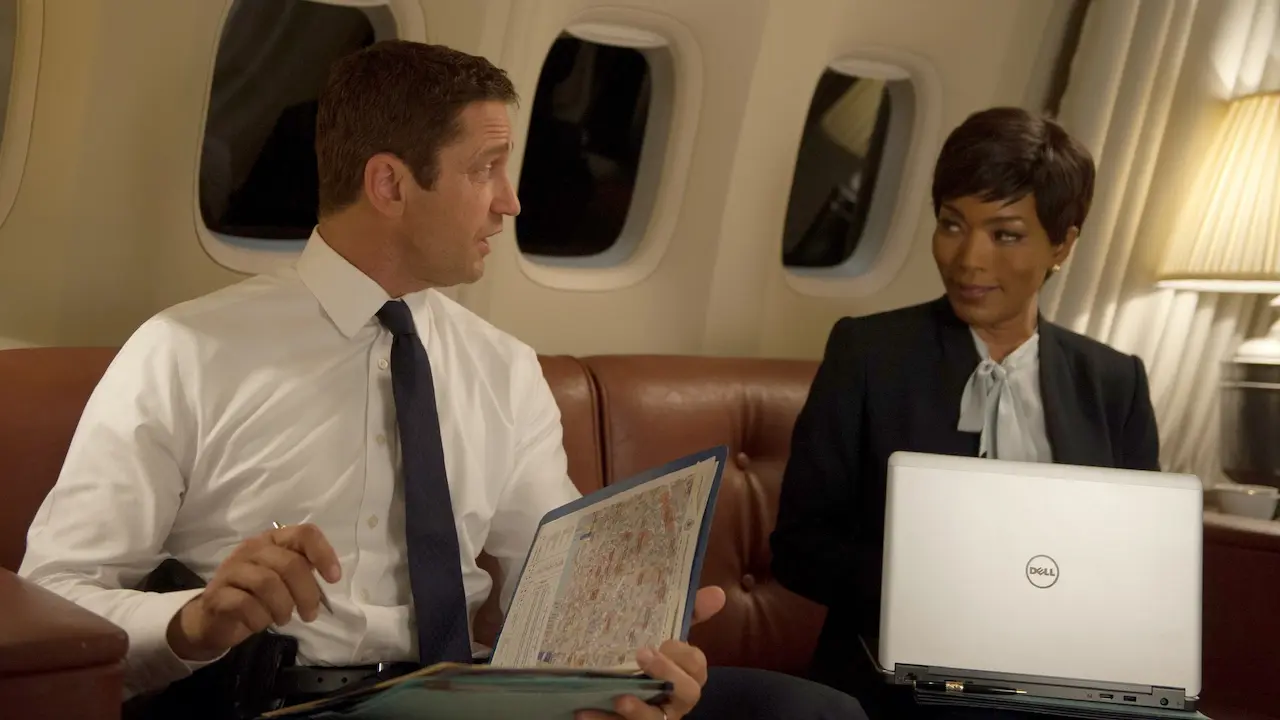Gerard Butler e Angela Bassett in Attacco al potere 2