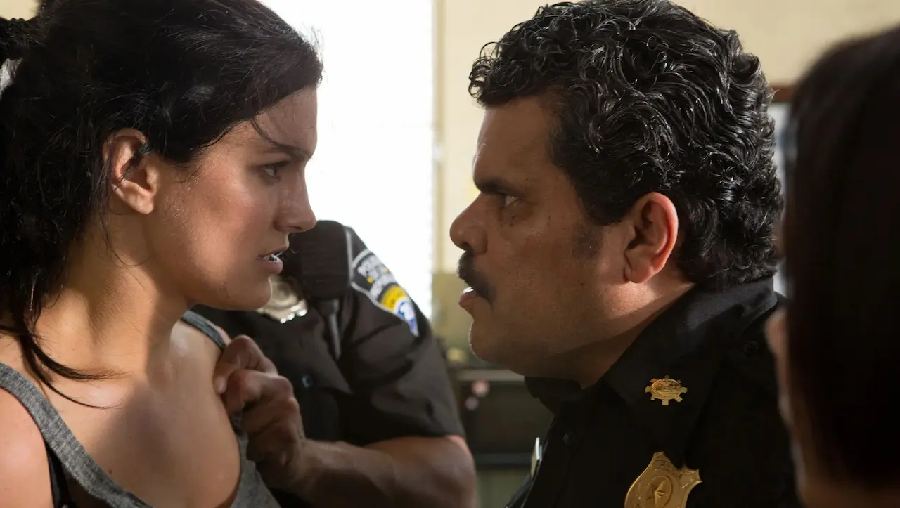 Gina Carano e Luis Guzman in In the Blood