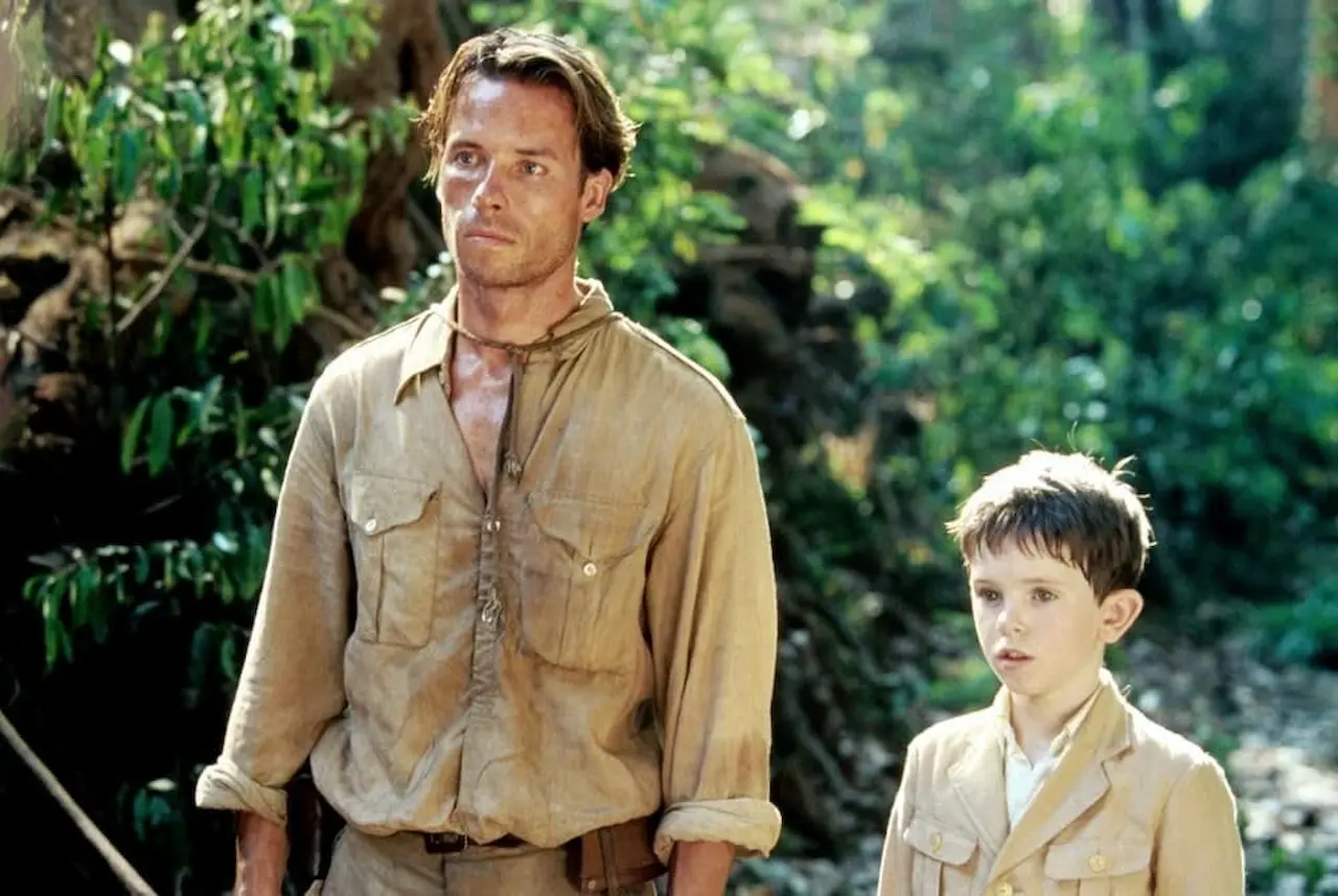 Guy Pearce e Freddie Highmore in Due fratelli