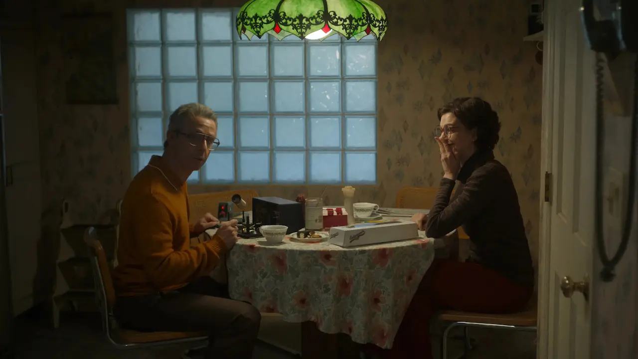 Jeremy Strong e Anne Hathaway in Armageddon Time - Il Tempo dell'Apocalisse