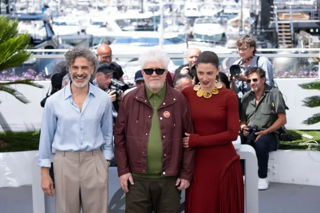 Leonardo Sbaraglia, Pedro Almodovar e Barbara Lennie al Festival di Cannes 2026