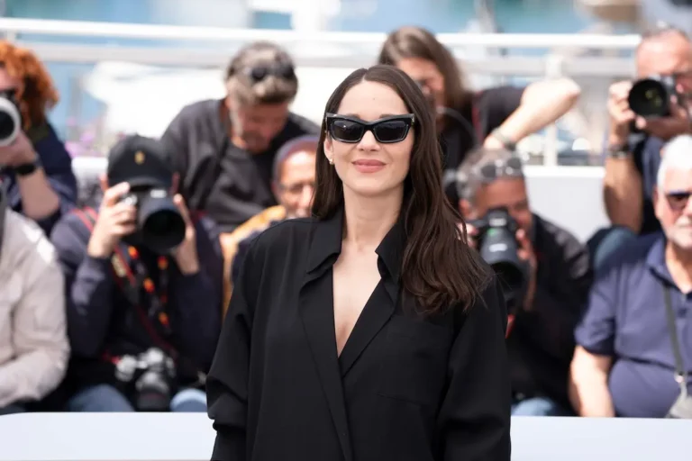 Marion Cotillard diva “in casa” al photocall di Karma – Canne s79 Marion Cotillard diva “in casa” al photocall di Karma – Canne s79