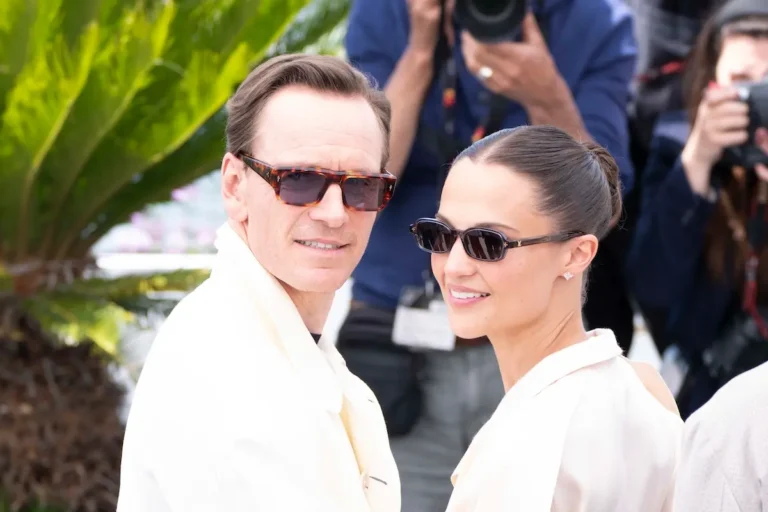 Michael Fassbender e Alicia Vikander coppia da photocall a Cannes 79