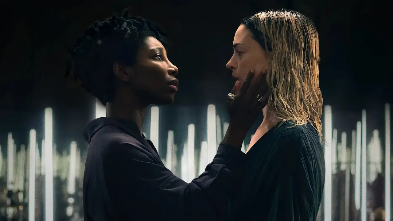 Michaela Coel e Anne Hathaway in Mother Mary