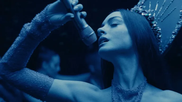 Mother Mary: la spiegazione del finale del film con Anne Hathaway Mother Mary: la spiegazione del finale del film con Anne Hathaway