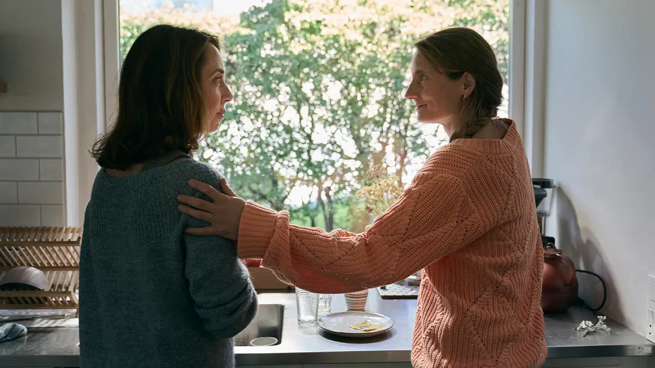 Ofie Gråb&oslash;l e Ida C&aelig;cilie Rasmussen nel ruolo di Signe in L&rsquo;uomo delle castagne- Nascondino