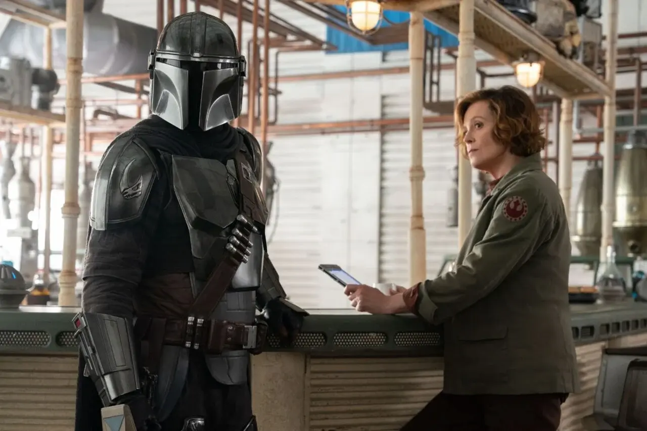 Pedro Pascal e Sigourney Weaver in The Mandalorian and Grogu