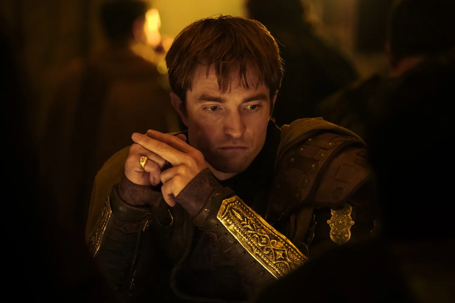 Robert Pattinson come Antinoo riflette nel film Odissea (THE ODYSSE)