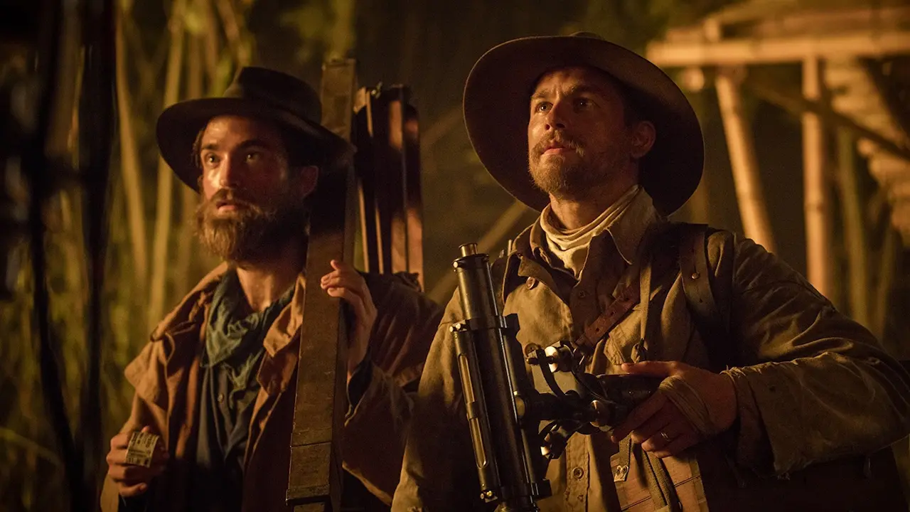 Robert Pattinson e Charlie Hunnam in Civilt&agrave; perduta