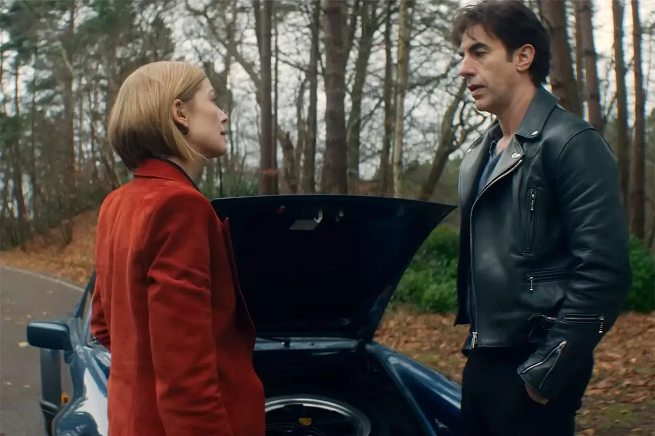 Rosamund Pike e Sacha Baron Cohen in Ladies First