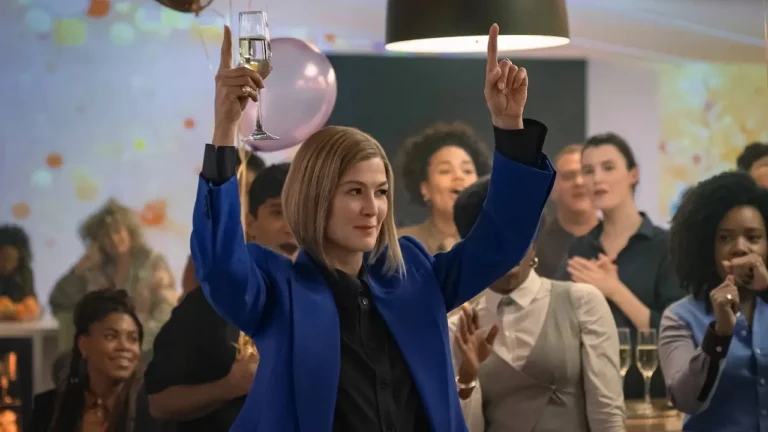 Ladies First: il vero significato dei due mondi nel film con Rosamund Pike e Sacha Baron Cohen