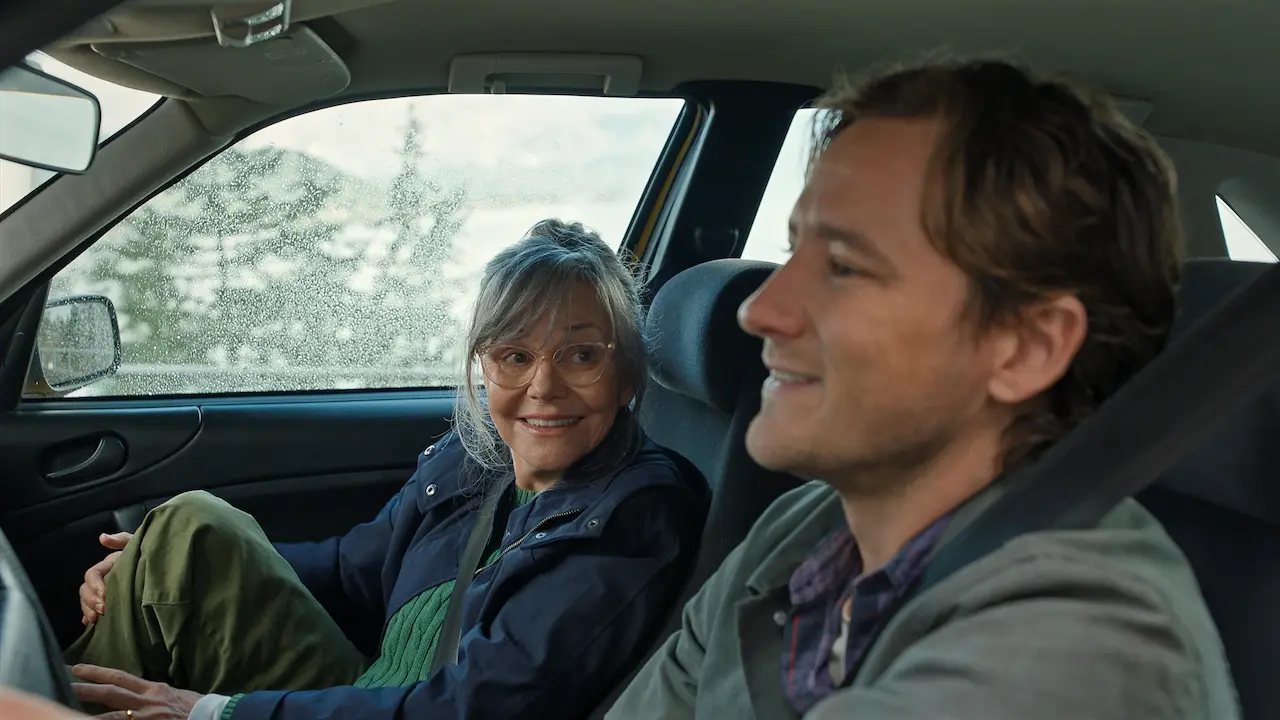 Sally Field e Lewis Pullman in Creature luminose