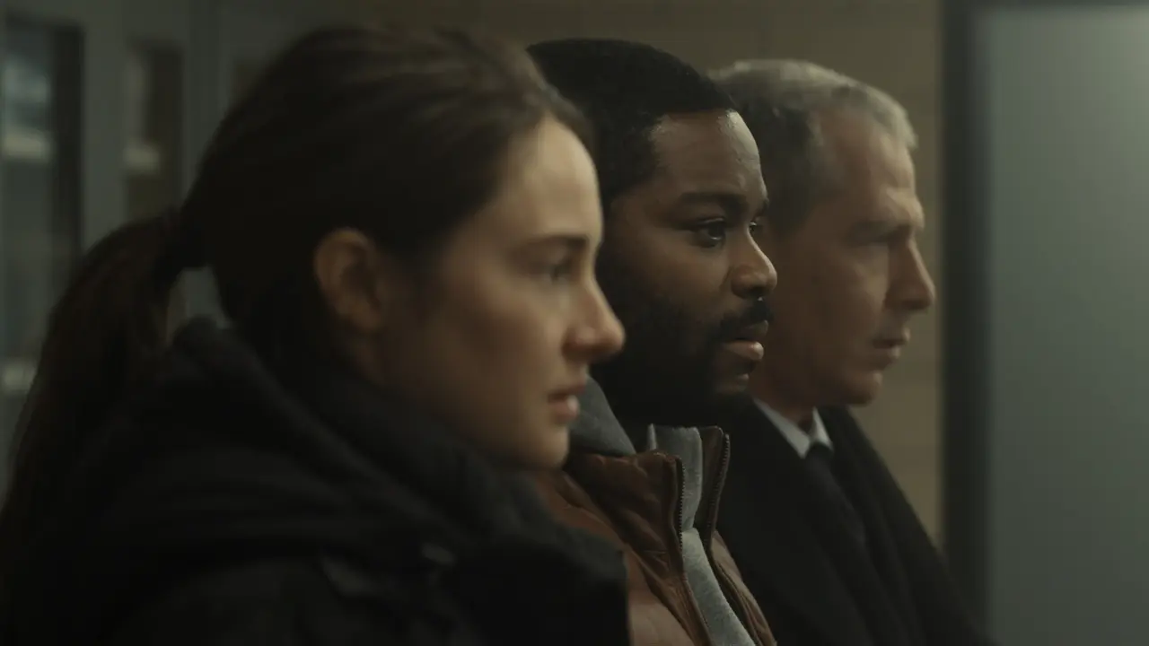 Shailene Woodley, Jovan Adepo e Ben Mendelsohn in To Catch a Killer