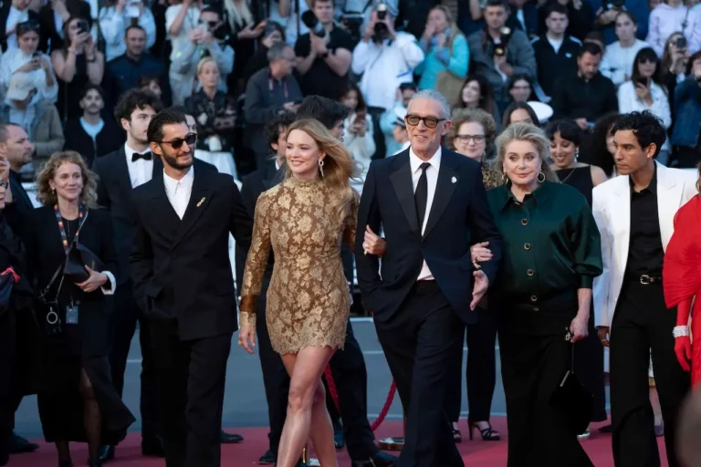 Cannes 2026: Isabelle Huppert, Catherine Deneuve e Vincent Cassel sul red carpet di Histoires Parall&egrave;les