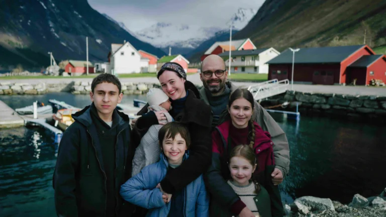 Fjord, recensione: l&rsquo;anatomia di una famiglia di Cristian Mungiu &ndash; Cannes 79