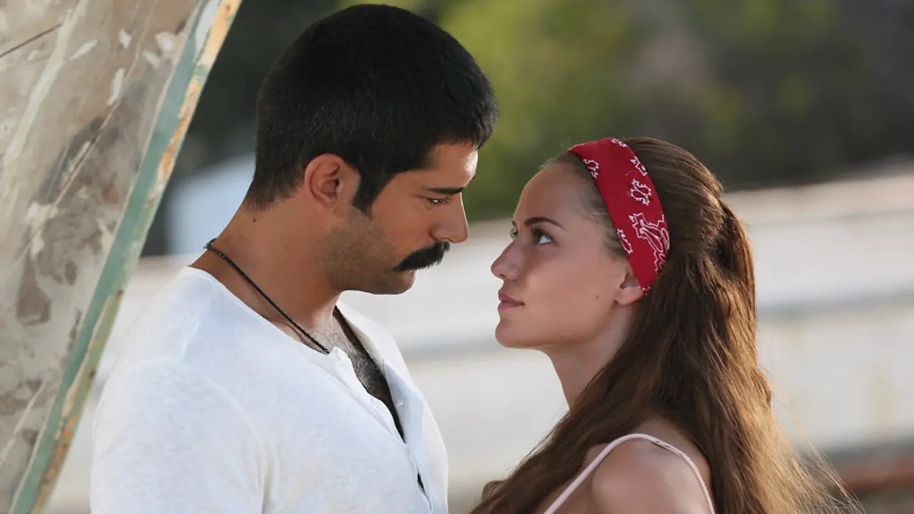 Burak Özçivit e Fahryen Evcen in Un amore come te