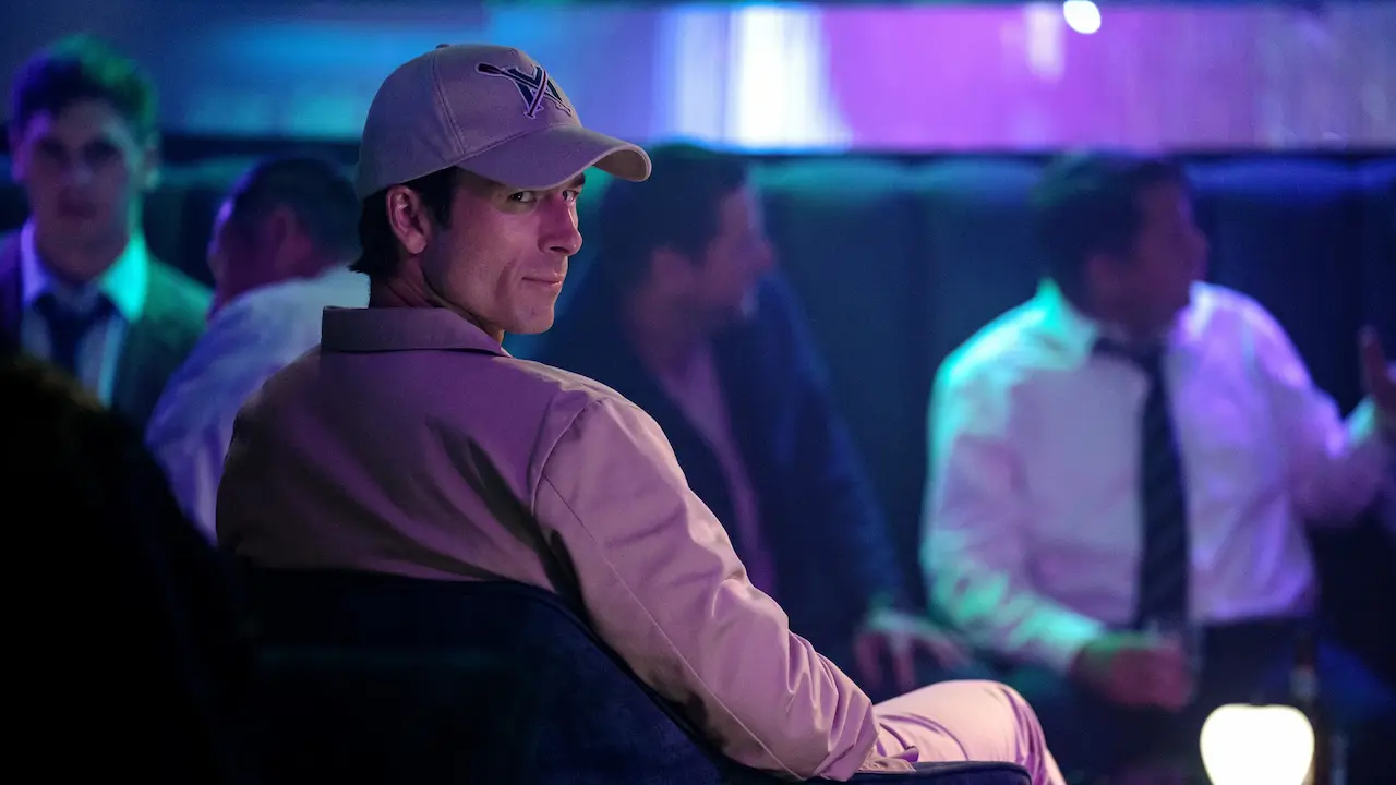 Glen Powell in Ricchi... da morire - Delitti in famiglia