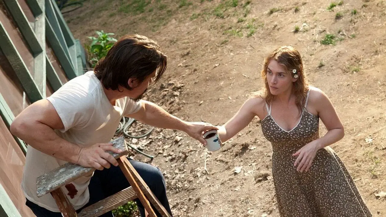 Josh Brolin e Kate Winslet nel film Un giorno come tanti