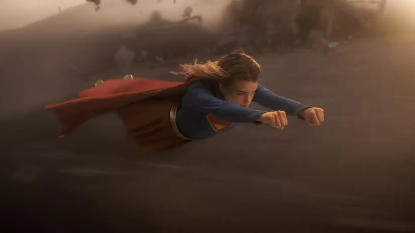 Milly alcock in volo come Supergirl