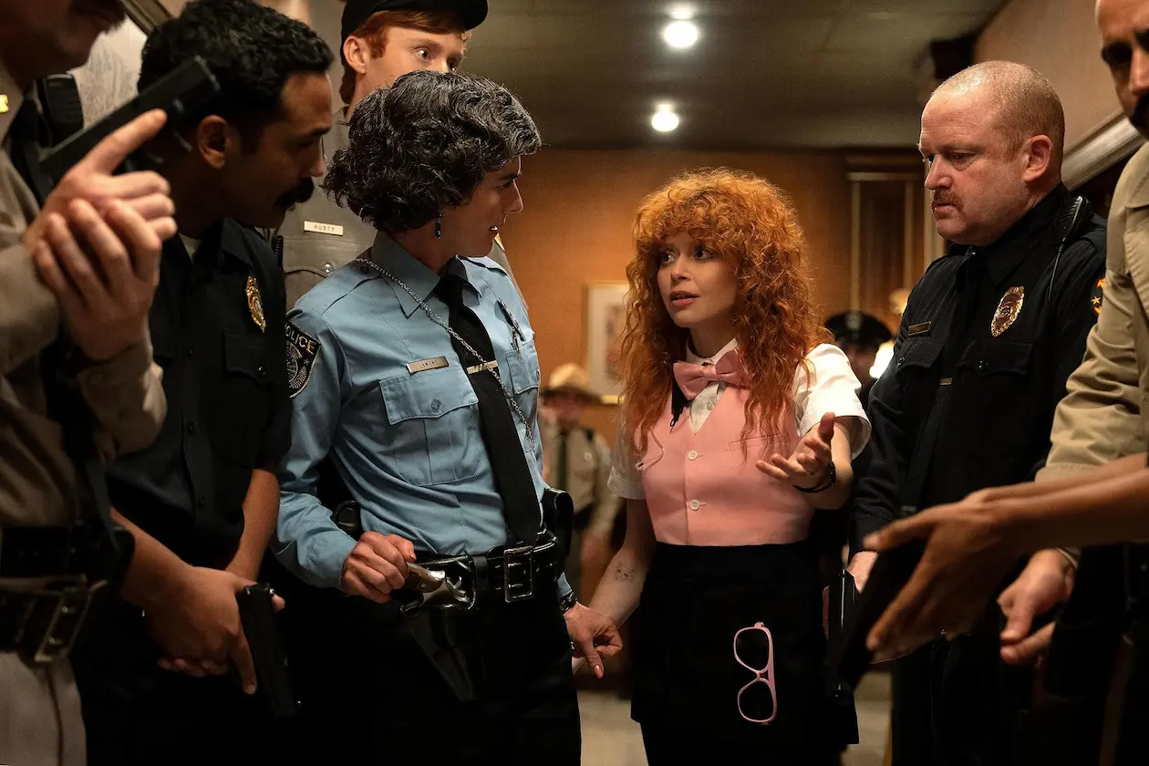 Natasha Lyonne e Ben Marshall in Poker Face (2023)