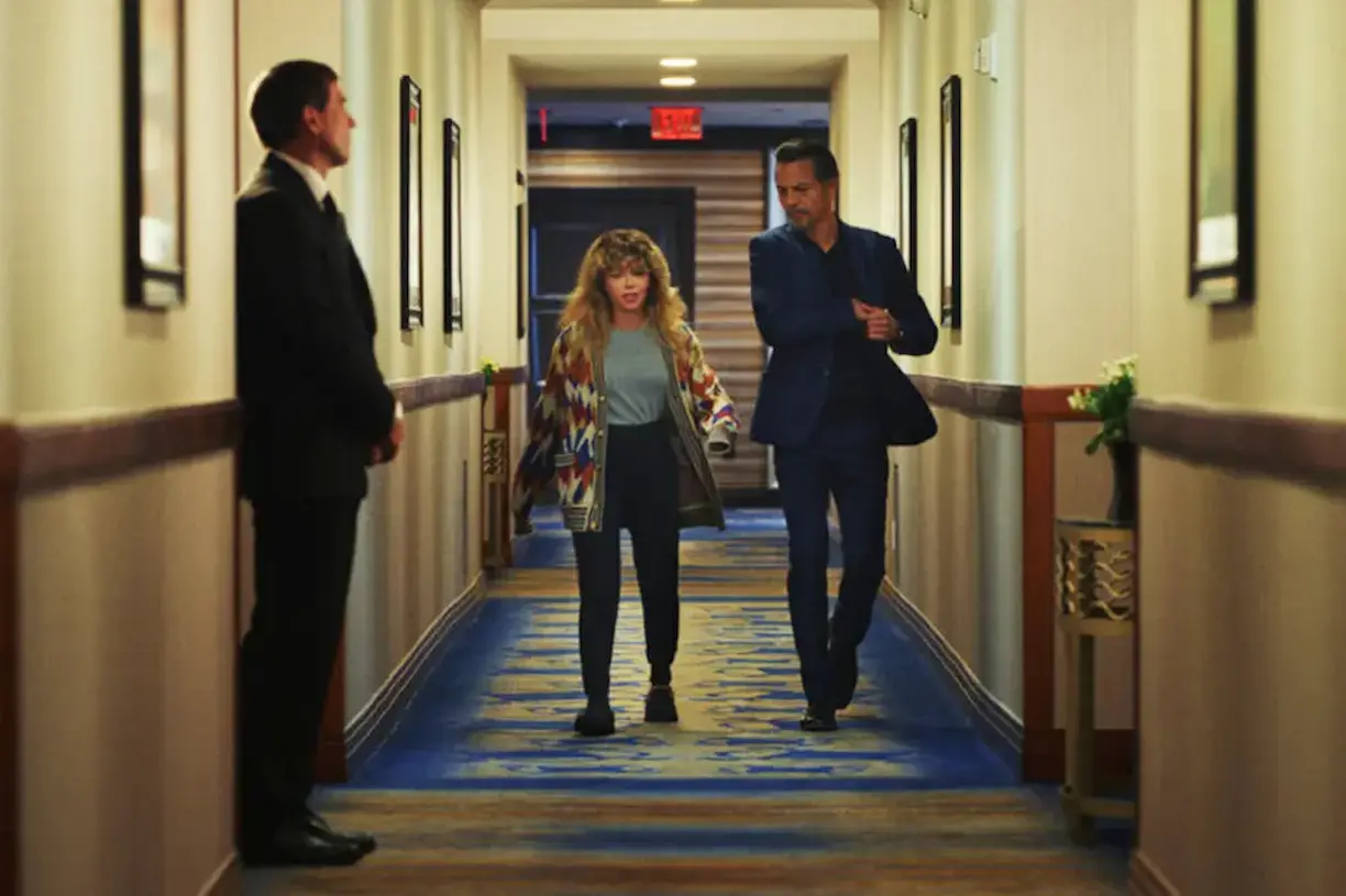 Natasha Lyonne e Benjamin Bratt in Poker Face - Stagione 1