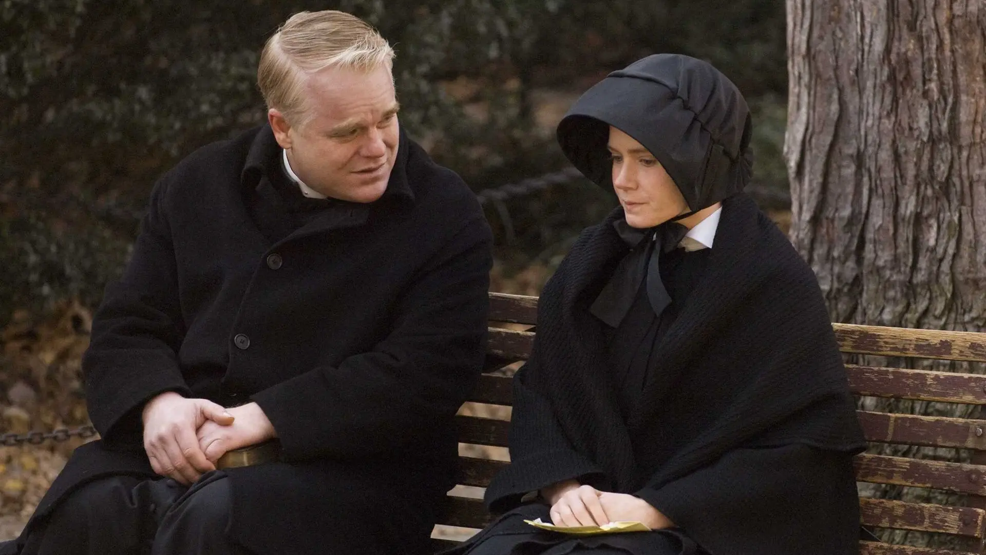 Phillip Seymour Hoffman e Amy Adams in Il dubbio